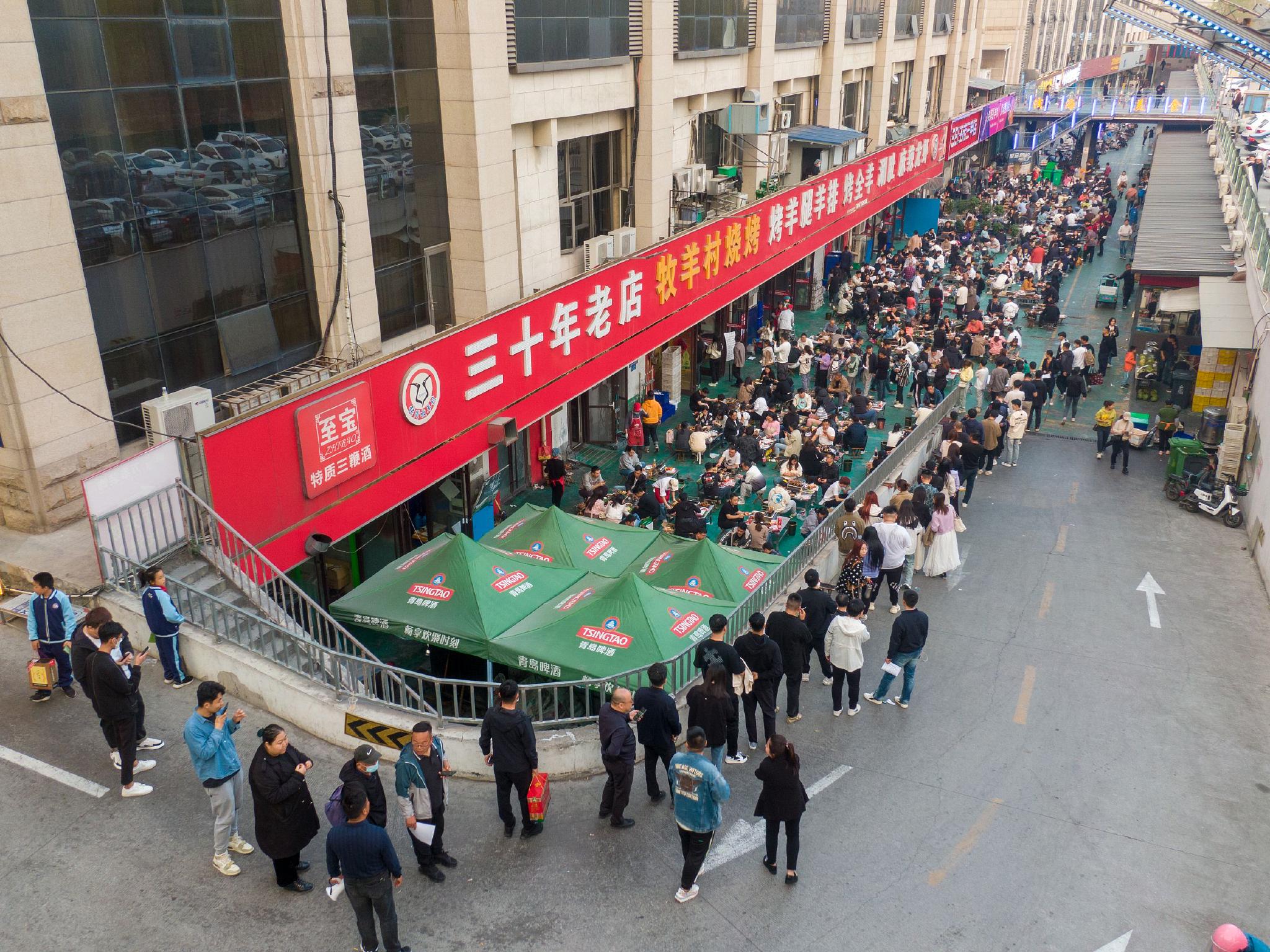 2023年3月31日,山东淄博,网红烧烤店牧羊村烧烤门前大排长龙.