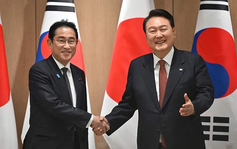 5月7日，韩国首尔，尹锡悦(右)与岸田文雄在会晤期间握手。图源：视觉中国