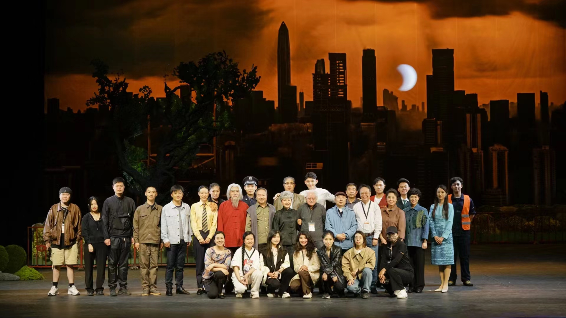 首场演出结束后,编剧刘连书,总导演顾威,导演王翼,舞美设计杨文勇