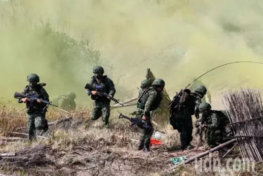 台媒：台军志愿役士兵一年提前退伍逾4000人，“创近年新高”|台军|台媒|防务部门_新浪新闻