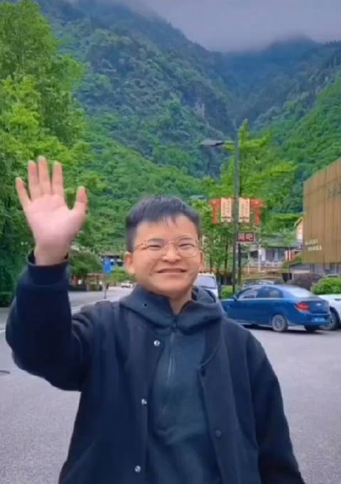 当年汶川地震徒手救出小伙伴的小英雄林浩……|林浩|汶川地震_新浪新闻