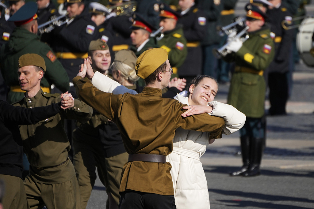 当地时间2023年5月4日,俄罗斯圣彼得堡,演员们身穿二战时期的苏联军服