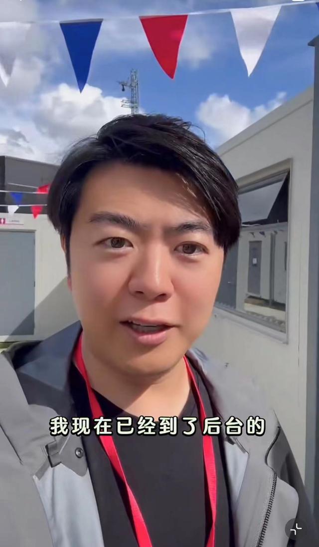 郎朗揭秘参加英王加冕礼细节，与威廉王子搂腰，曾令国王感动含泪