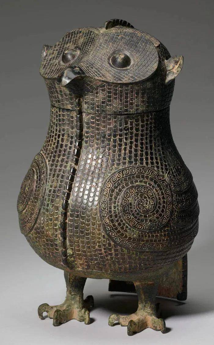 熊孩子闯大祸失落的珍宝商代青铜鸮尊展览中被摔坏