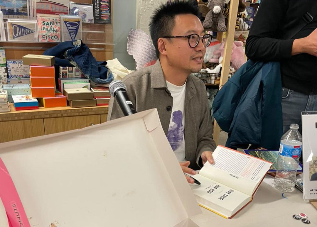 徐华在签售会现场 图片来源:作家社媒