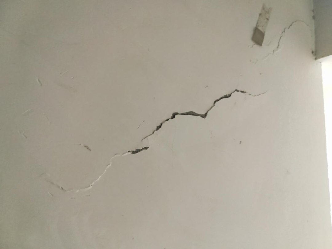 楼内多处墙壁出现裂缝.王迎超/摄