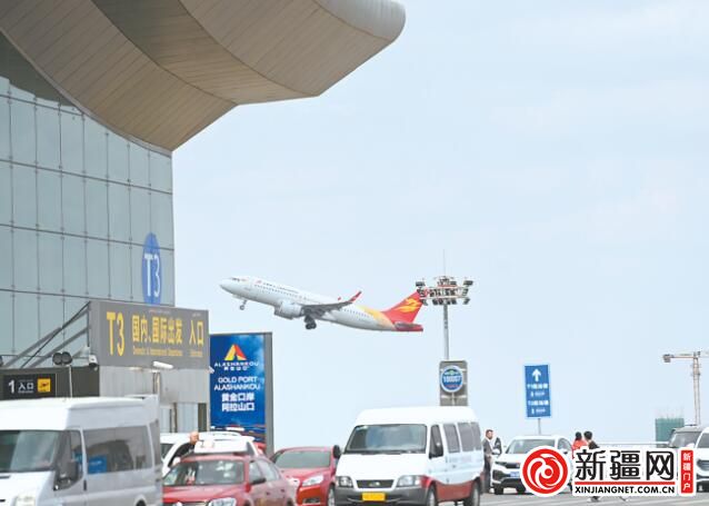 5月3日,在乌鲁木齐地窝堡国际机场t3航站楼,接送乘客的车辆有序运行.