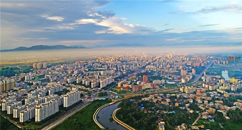 俯瞰万宁城区(图片来源:万宁发布)