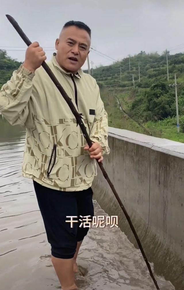 51 岁演员现身县城通下水道，赤脚踩污水中太卖力，被偶遇很接地气