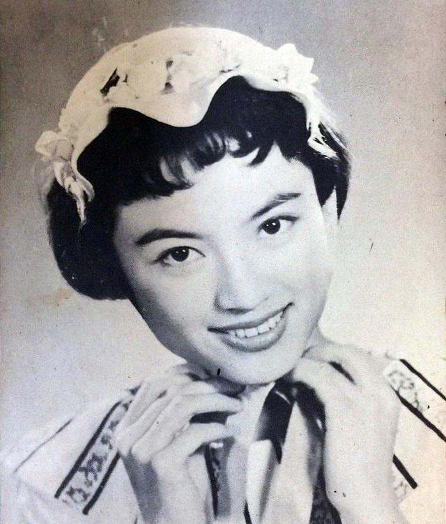 17岁的石慧因为容貌俏丽,气质如兰,而成为了香港长城影业的电影演员