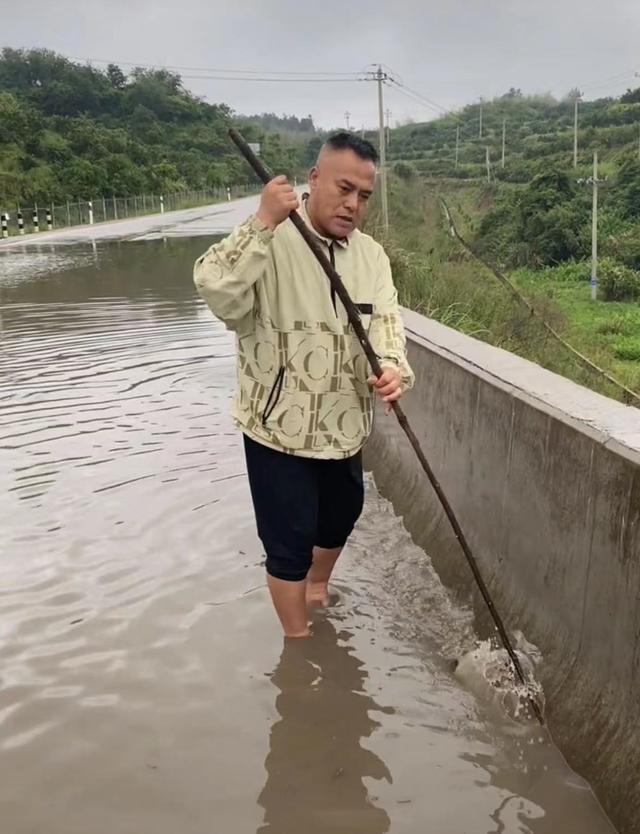 51岁演员现身县城通下水道，赤脚踩污水中太卖力，被偶遇很接地气
