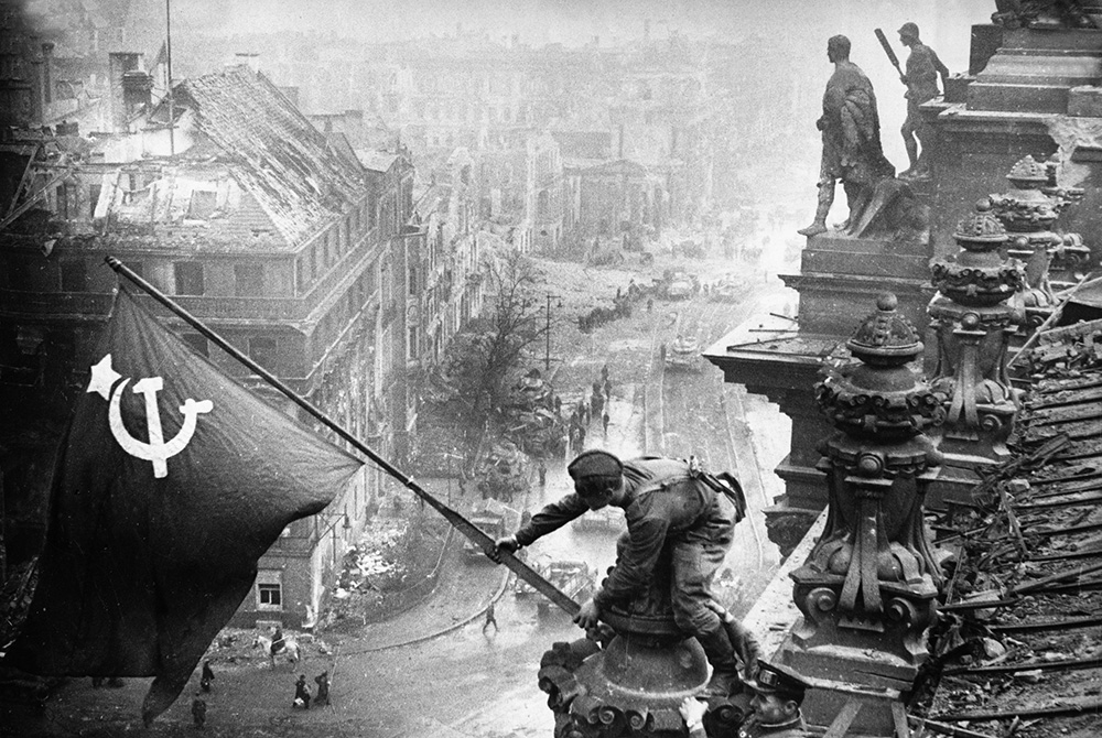 1945年4月30日,苏联红军将"胜利旗"插上德国国会大厦. 资料图