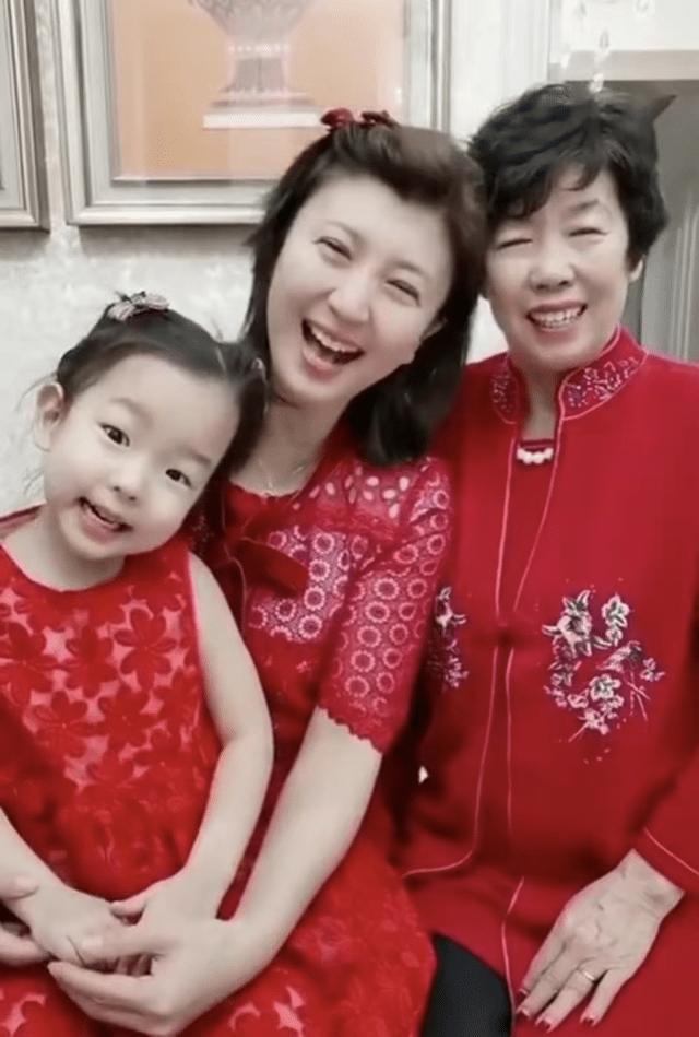 闫学晶带儿女外出聚餐，5岁幼女单眼皮不像妈，儿子已成家很帅气