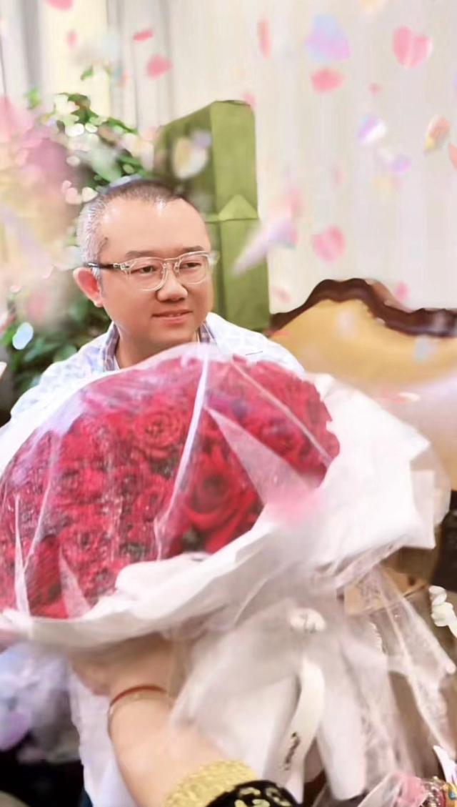 涂磊为小 9 岁爱妻庆生，捧大束玫瑰连送 8 支口红，相恋 18 年恩爱如初