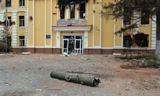 距离哈尔科夫市中心不远处一所受到袭击的学校。来源：《卫报》