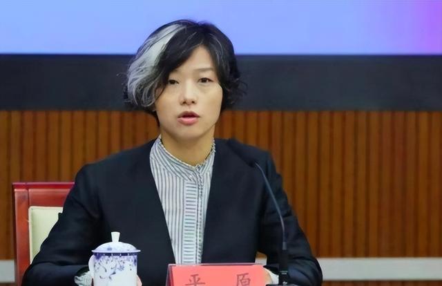 深圳女副区长"一撮白发"被网友质疑"挑染",官方回应