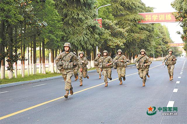 海军陆战队某旅组织新兵进行战斗体能训练,磨砺血性胆气.