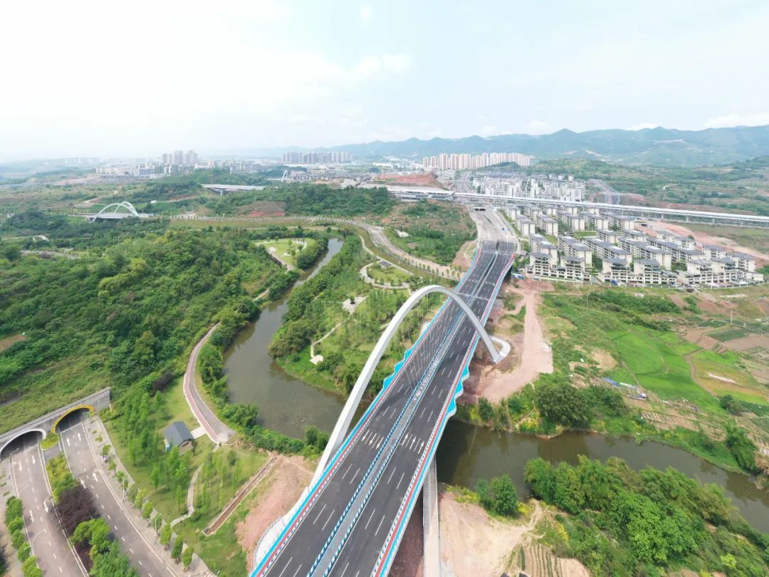 与碚金路,云汉大道,云生大道,悦复大道相交,为城市主干路和城市快速路