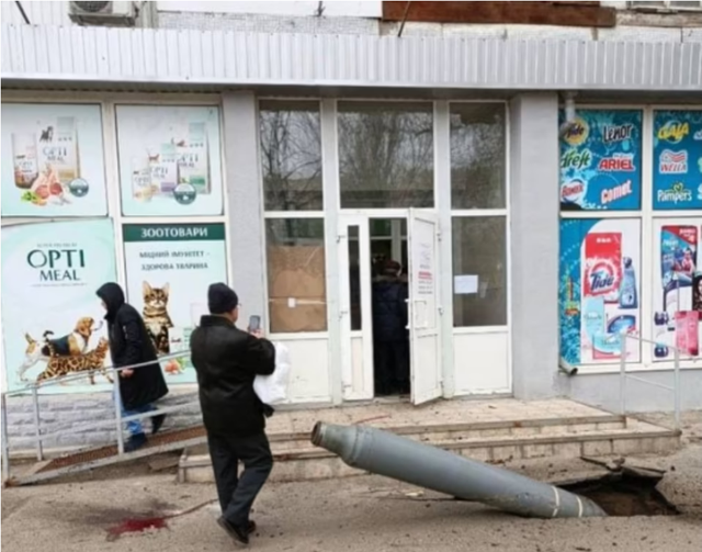 乌克兰哈尔科夫一家商店外的一枚残落的俄罗斯火箭弹。来源：每日邮报