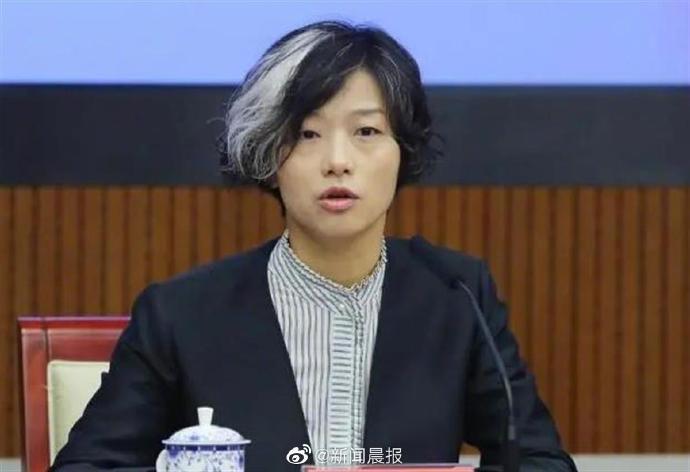 深圳女副区长一撮白发被指挑染，政府办回应：不是挑染