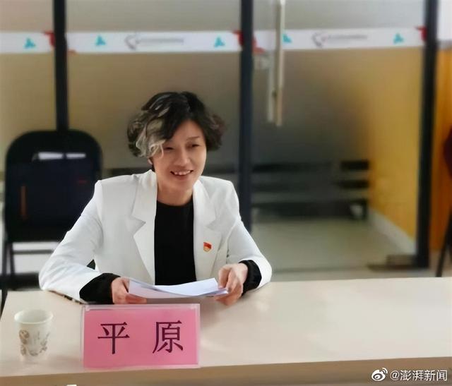 深圳女副区长“一撮白发”被网友质疑“挑染”，官方回应：不是染发，到岗以来一直都这样