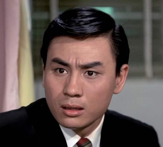 一路走好！香港知名影星出殡火化，圈内好友罕见现身崩溃大哭