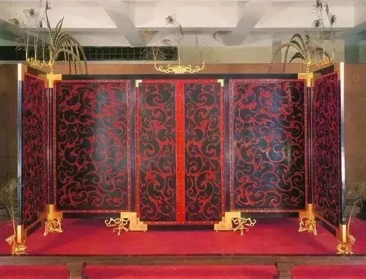 本次展览中最大的一件展品,南越文王墓出土的漆木屏风,是汉代考古中
