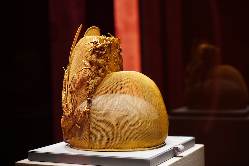 展览现场,限制出京的重磅文物,十三陵镇馆之宝,万历皇帝金丝翼善冠.