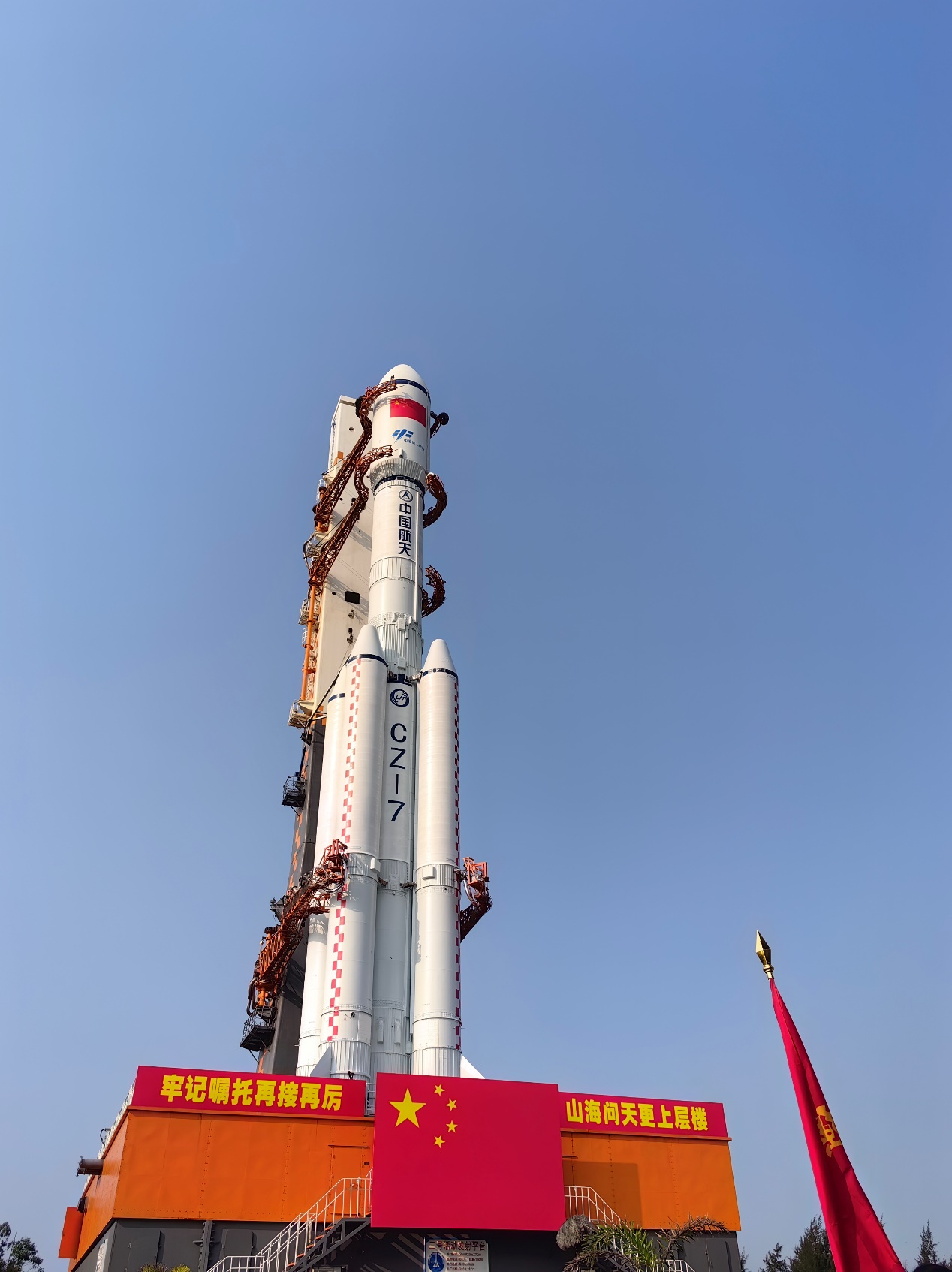长征七号火箭转运.