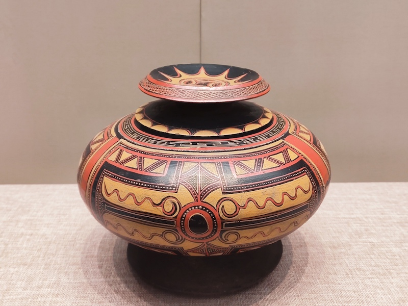 彝族木盒产地未详 黑漆螺钿莲花拐子纹节盒织绣印染单元依据工艺