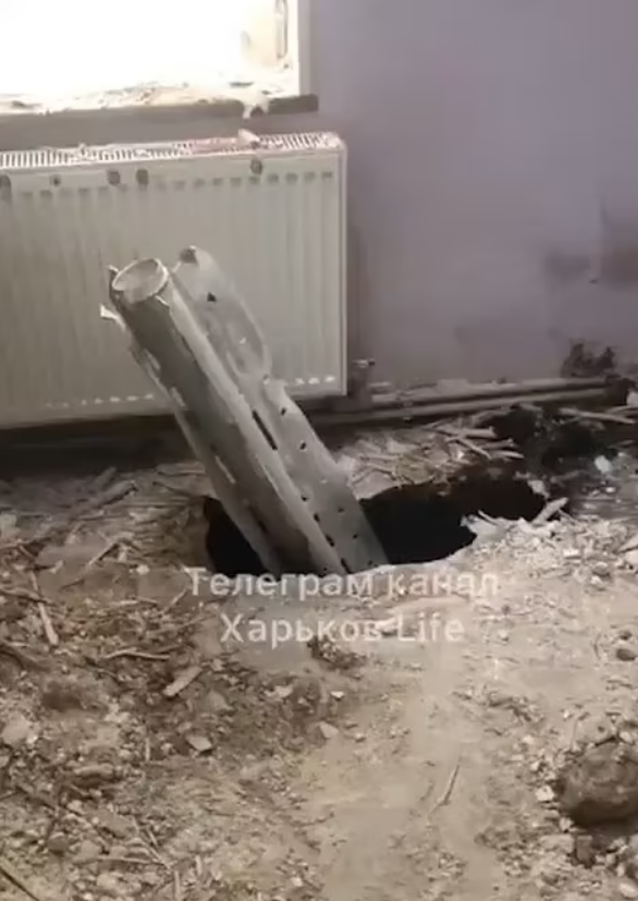 被俄罗斯火箭轰炸后乌克兰东部哈尔科夫一座公寓楼的地板。来源：每日邮报