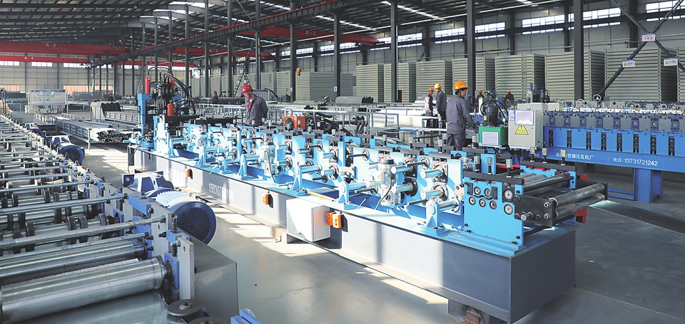 位于原平经济技术开发区的万星新材料产业园(山西)有限公司生产车间