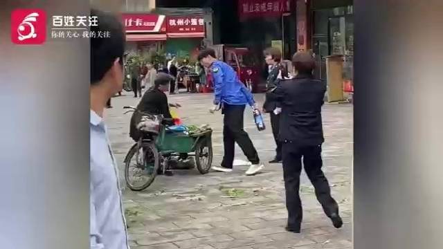 湖南一城管当街抛扔老人物品 官方:已经处理好了|湖南省|城管|官方_新浪新闻