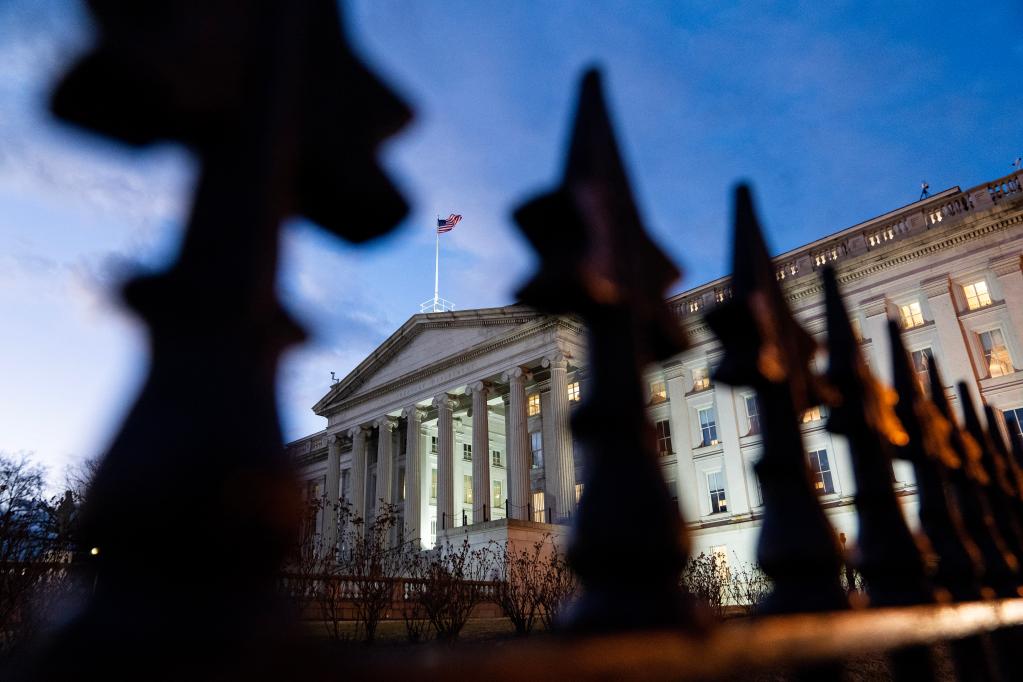 这是1月20日在美国首都华盛顿拍摄的财政部大楼。新华社记者刘杰摄