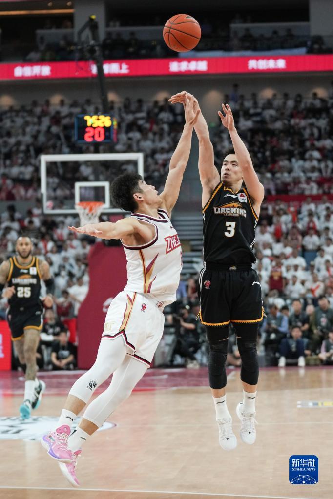 5月10日,辽宁本钢队球员赵继伟(右)在比赛中投篮.