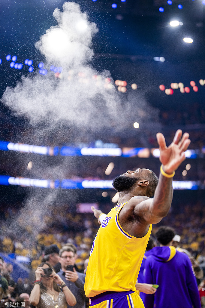 詹姆斯赛前抛洒镁粉.