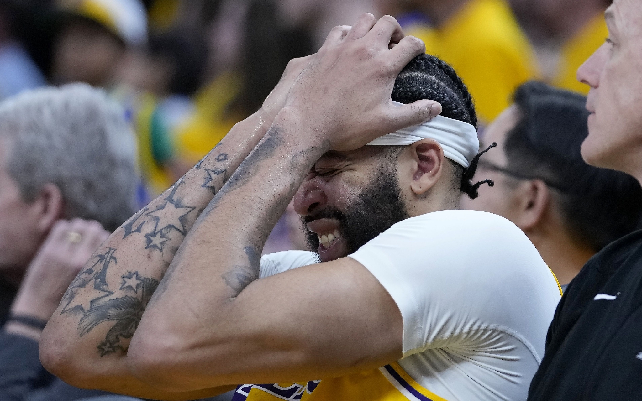 安东尼·戴维斯在湖勇大战中头部受伤离场.  图/视觉中国