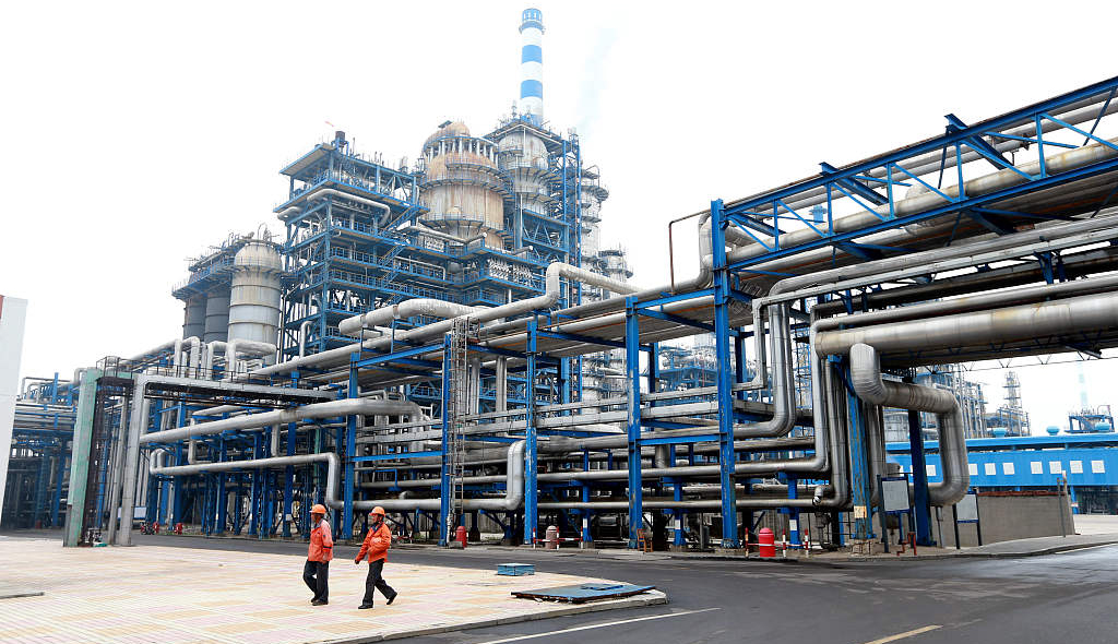 山东临淄,齐鲁石化胜利炼油厂炼油装置.