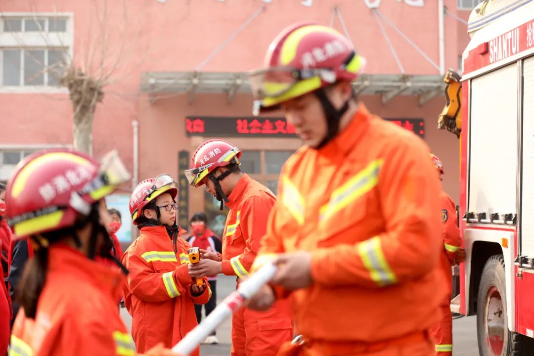 消防员向学生介绍消防救援设备 牟宇 摄