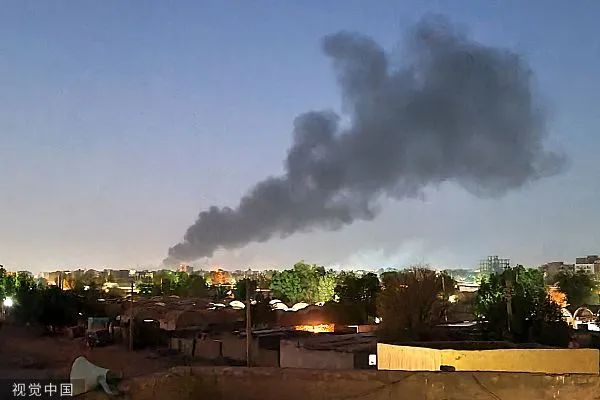 苏丹喀土穆,冲突双方部队正在进行战斗,南部硝烟四起