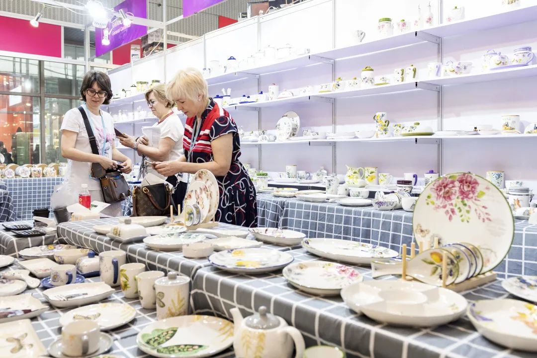 俄罗斯采购商在陶瓷展区欣赏,体验德化商端餐具