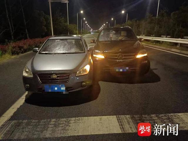 图为两车相撞的现场