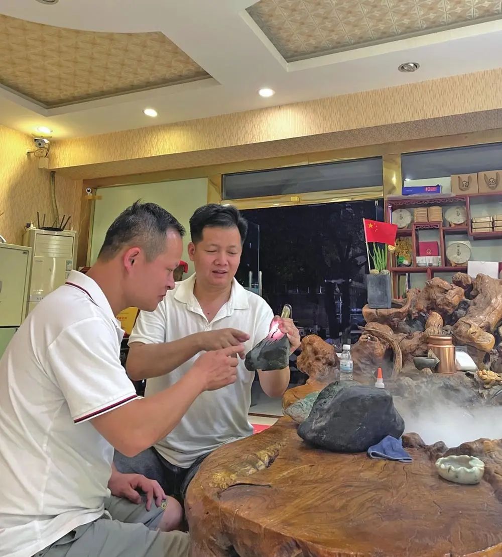 祝青向客户介绍翡翠原石 卯相社区供图