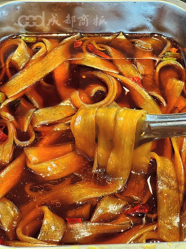 大家可以试试魔芋,笋丝,木耳,苕粉儿,浸润在油汤里,又保留了脆脆的