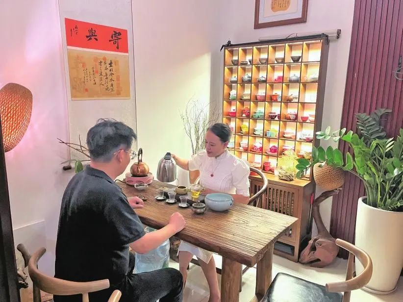 就觉得很亲切,这个地方有较强的包容性,全国各地都有到瑞丽做生意的人