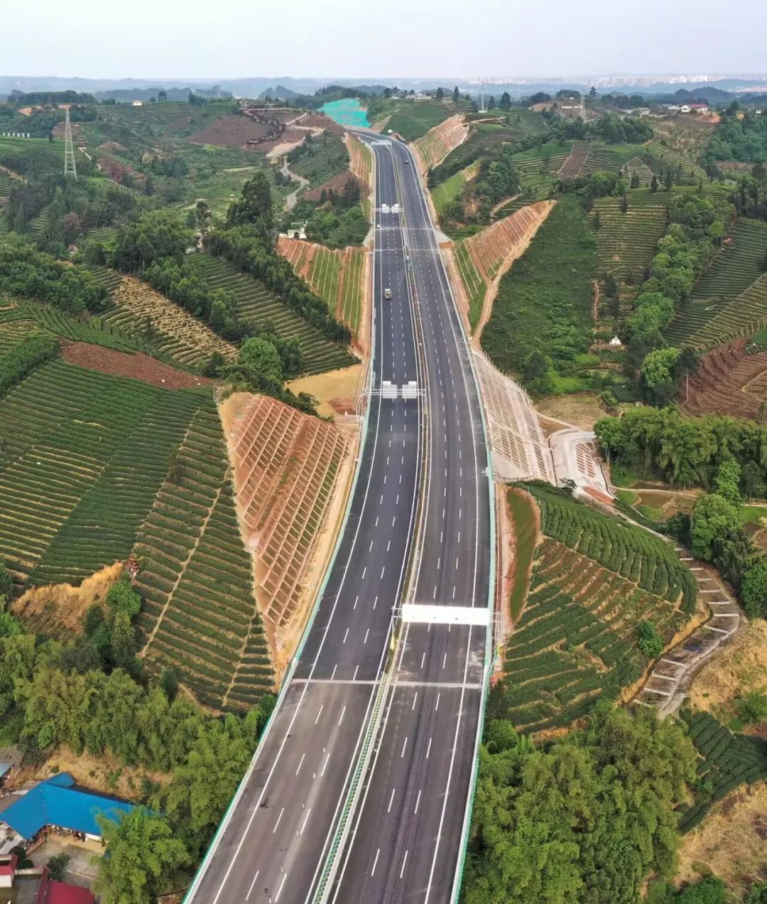 成乐高速扩容乐山城区过境复线段今日通车(图片由蜀道集团提供)