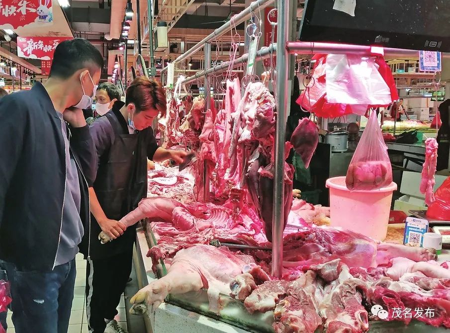 市民在菜市场选购猪肉.茂名日报社全媒体记者&nbsp;岑稳 摄