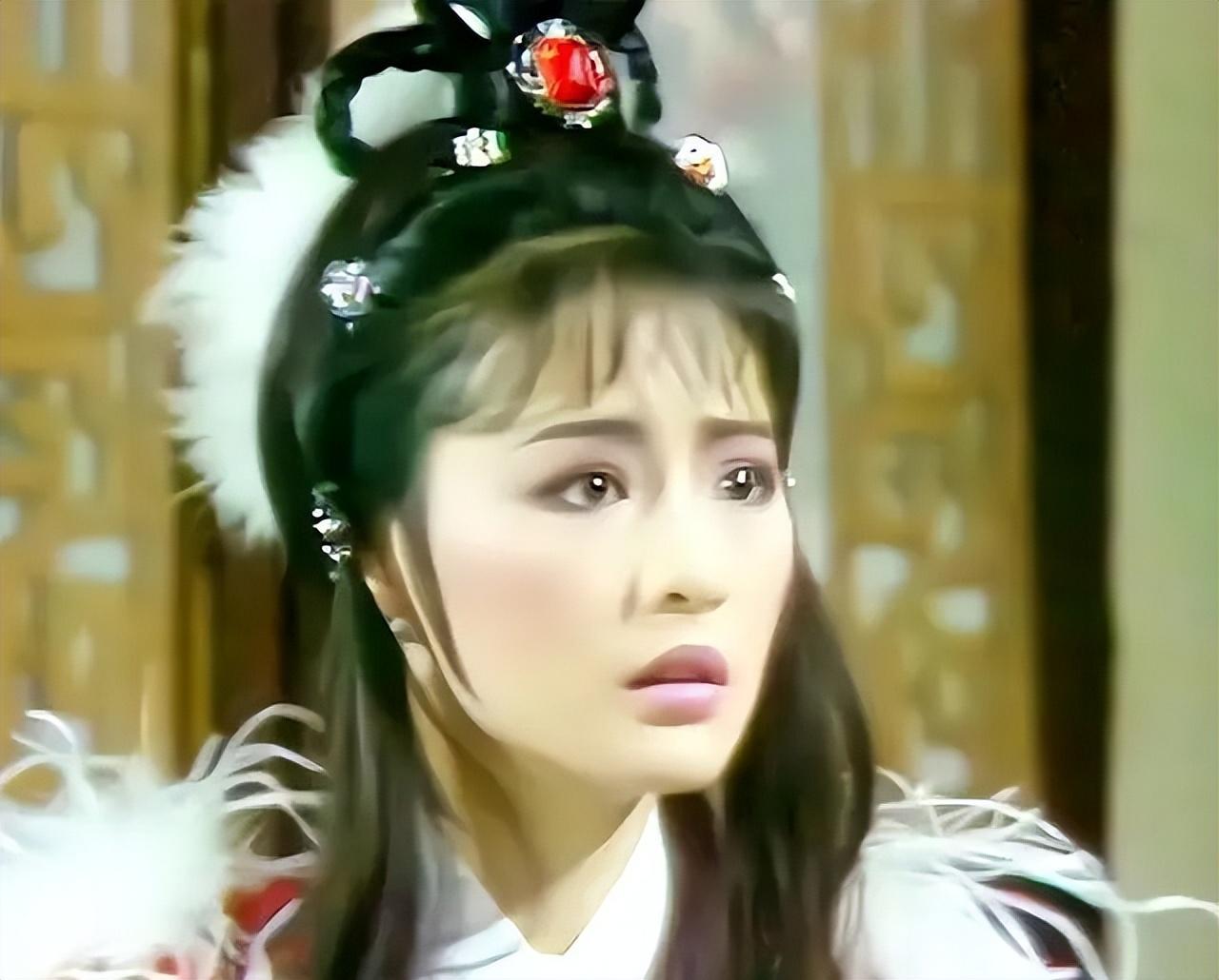 (阿青剧照)不过起初阿青还不知道这一点,倒是她身边的白猿白公公洞察