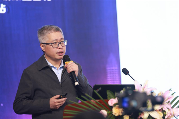 中国抗癌协会科普专委会副秘书长咖隆致辞