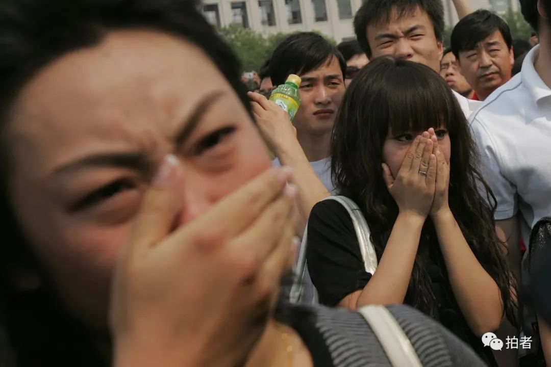 年5月19日14时28分,北京天安门广场,悼念现场,不少市民忍不住掩面哭泣